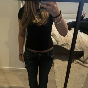 Lågmidjade jeans - Lågmidjade bootcut jeans ifrån Massimo Dutti. Jeansen är använda sparsamt och de har inga defekter, de är i mycket bra skick. Strl 27, passar mig som brukar ha Xs/s och 32/34