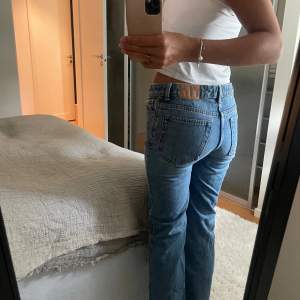 Midwaist jeans från weekday , dem är använda men inga defekter 💗