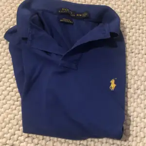 Skick 7.5/10 snygg och dyr Ralph lauren tröja, köpt för 2.000 i äkta Ralph lauren butik, ingen box så säljer för mycket mindre, lovar dock bra skick och riktigt bekväm och stilig 👌