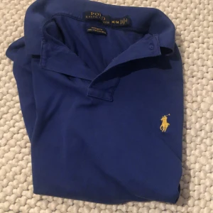 Tjo tjo, säljer nu denna Ralph lauren tröja!  - Skick 7.5/10 snygg och dyr Ralph lauren tröja, köpt för 2.000 i äkta Ralph lauren butik, ingen box så säljer för mycket mindre, lovar dock bra skick och riktigt bekväm och stilig 👌
