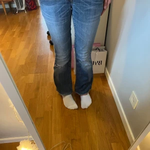 Low waist Levi’s jeans - Säljer assnygga low waist, flare jeans från Levi’s! 💞 Midjemått rakt över = 34 cm. Innerbenslängden = 70 cm. Dom är avklippta där nere och lappen är lite trasig💓 Kontakta vid frågor m.m. Jag är 158! 💞
