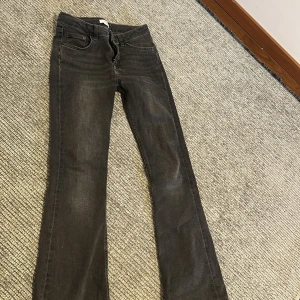 Svarta jeans från H&M - Säljer ett par svarta jeans från H&M i storlek M. De är i bra skick och har en klassisk femficksdesign med dragkedja och knapp framtill. Jeansen har en rak passform och är perfekta för både vardag och fest. Passar till alla säsonger!