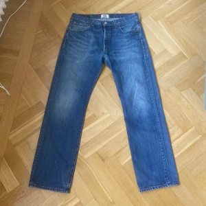 Levi’s 501 (34/32)  - Blåa 501or i toppskick.  Pris :399kr 
