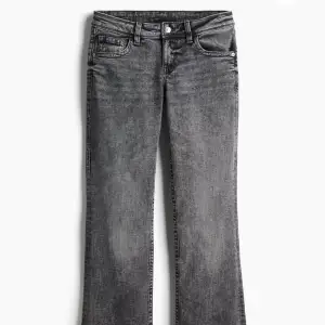 Supersnygga gråsvarta jeans från h&m i stl 42, använda runt 10 ggr max. säljer pga att de är för stora för mig, men de passar mig i längden och jag är 170cm. köptes för 249kr 💗 skriv till mig om du har frågor!!💗 kan skickas snabbt