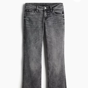 H&m jeans med fickor - Supersnygga gråsvarta jeans från h&m i stl 42, använda runt 10 ggr max. säljer pga att de är för stora för mig, men de passar mig i längden och jag är 170cm. köptes för 249kr 💗 skriv till mig om du har frågor!!💗 kan skickas snabbt