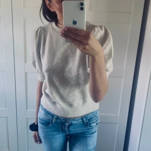 Stickad tröja  - Säljer mig stickade balongärmade t-shirt från Vero moda, perfekt till hösten💕🍁  Köptes för ett halvår sedan och knappt använd så i nyskick🌸