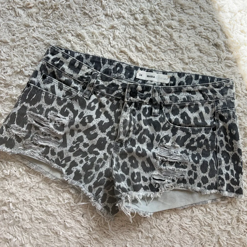 Världens snyggaste lågmidjade leopard jeansshorts i super skick. Midjemått:37x2 stretch till 39. Köp sker via köp nu, jag postar inom 24h. Kvar tills markerad såld . Shorts.