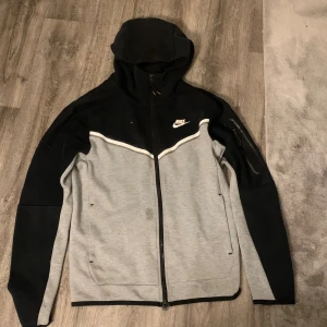 Svart grå Nike tech - Säljer en svart grå Nike tech, säljer den för att den används inte
