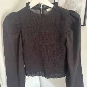 Svart blus - Svart blus med lite puffärm i väldigt bra skick!🌸