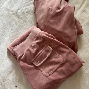 Juicy Couture - Inte ens ett år gammalt. Jätte bra skick och fina men för stora för mig. Kan säljas separat men köp för båda går först