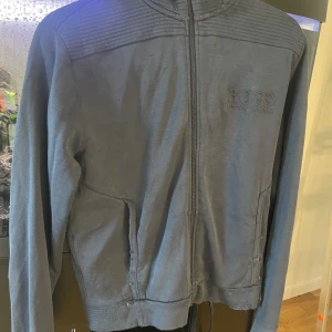 Hugo boss  - Ganska så sliten tjock tröja men funkar och har inga hål 