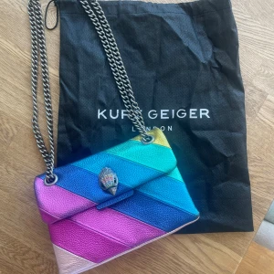 Mini Kensington Kurt Geiger Bag  - Säljer min Mini Kensington Bag från Kurt Geiger London 🩷💚💙💜  Använd fåtal gånger så fint skick!  Säljer pga för lite användning.  Dustbag medföljer 💚 Mått: 14cm (H), 20cm (L), 6cm (D)