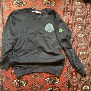 Moncler tröja  - Ej Äkta moncler tröja  Fin och unik Nytt skick  Inga fel 