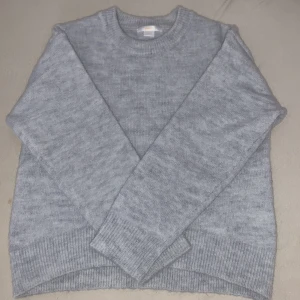 Y knitted sweater från gina tricot - Jag säljer en stickad tröja som inte passar mig längre! Tröjan är i storlek 134/140💕 Tröjan är i bra skick och har bara använt den 2 gånger! Ny pris: 230kr men säljs för 100kr! Du kan alltid göra prisförslag också MAX: 90kr Skriv om du är intresserad