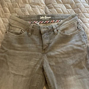 Jeans bootcut  - Gåta bootcut jeans. Använda typ 2 gånger.  Måtten:  Midja 35x2 Innerbenslängd 80 cm     FÖRSMÅ SÅ TAR INGA BILDER PÅ
