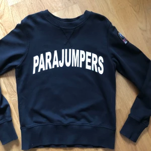 Parajumper CALEB Cf - PARAJUMPERS svart långärmad tröja (strl 10/140-146) i otroligt fint skick. Inga noppror. Inte blekt i tvätt  Äkta, nypris 1599kr.  