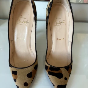 Christian Louboutin  - Modellen heter So Kate pony-style calfskin heels. Skorna är använda men i gott skick, köpta på vesitiare och jag fick inte med dustbag eller kvitto. Klacken är 12 cm och så himla snygga. Tyvärr för stora för mig. Tveka inte på att höra av er.