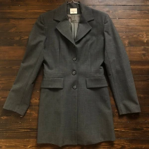 Grå mellanlång kavaj/jacka - Vintage grå kavaj jacka. Mellanlång. Passar small. 