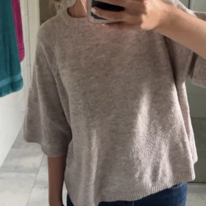 Stickad t-shirt  - Stickad tshirt från lager 157, är i nyskick!