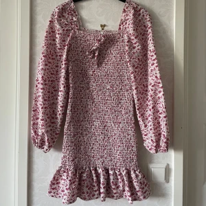 Blommig klänning  - Superfin sommarklänning 