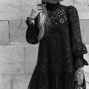 H&M klänning - Säljer denna klänning från H&M trend (lånade bilder) men det är en exakt likadan. Den jag säljer är i storlek M, skulle dock säga att den passar allt mellan S-L. Jag är en S i vanliga fall. Fint skick, använd 2 gånger. Köparen står för frakt.