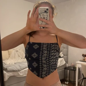 Blå mönster festtopp - En festtopp från Stradivarius. Jättefint skick! Nypris 400kr.