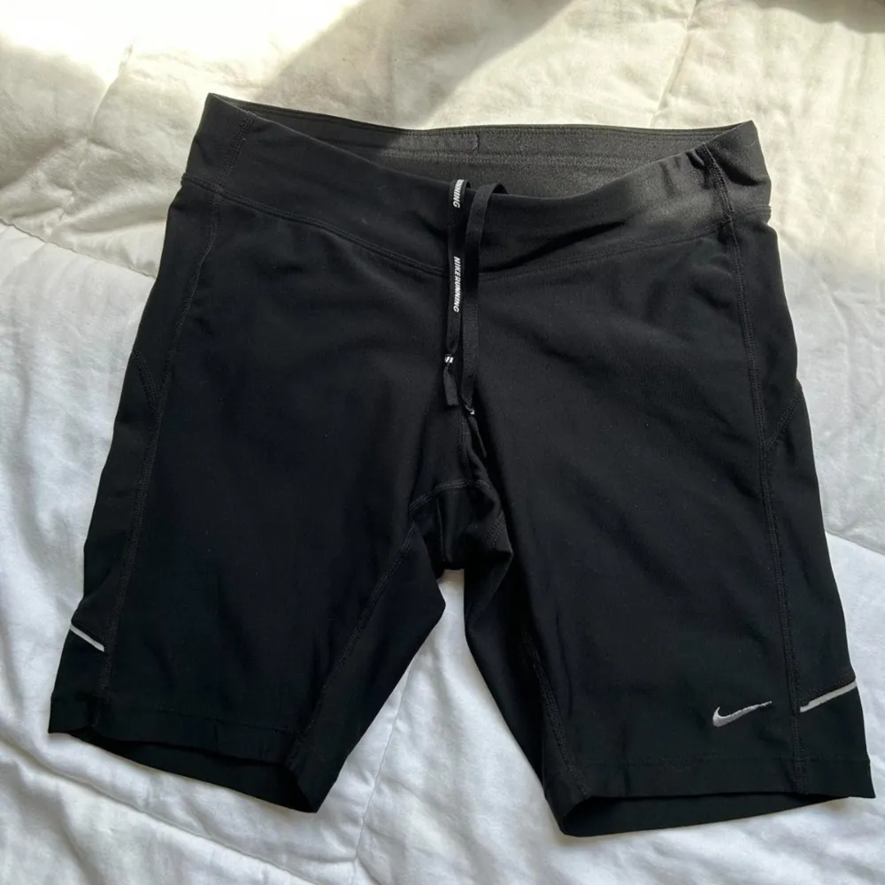 Bike-shorts fråk Nike, är super bekväma och bra speciellt eftersom dem har en ficka där man kan ha nycklar b.la. Bilden är lånad från nätet men jag kan skicka bild vid behov :) . Shorts.