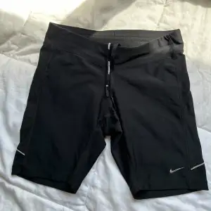 Bike-shorts fråk Nike, är super bekväma och bra speciellt eftersom dem har en ficka där man kan ha nycklar b.la. Bilden är lånad från nätet men jag kan skicka bild vid behov :) 