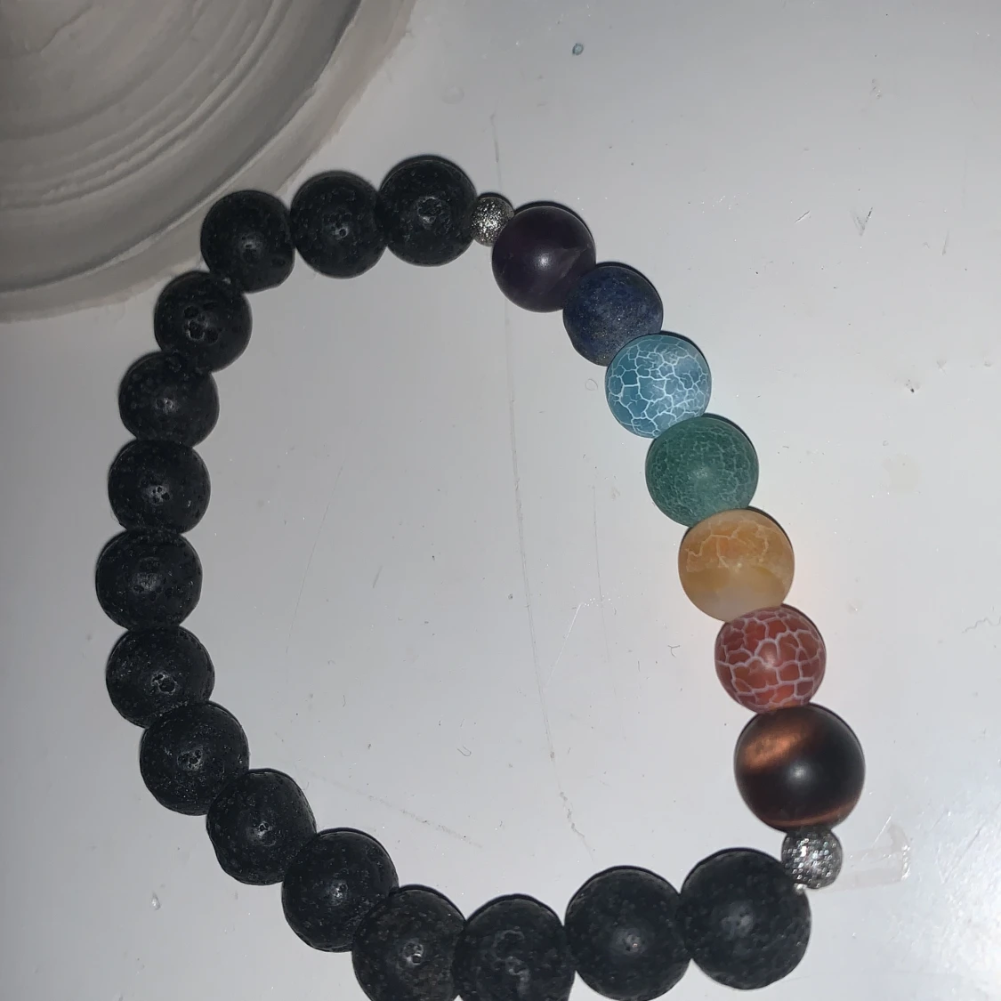 Färgglatt armband med svarta pärlor - 92