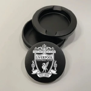 Snusdosa Liverpool - Helt nytt & oanvänt   Uppgradera din snusupplevelse med vår exklusiva svarta snusdosa i metall med två praktiska fack. Denna sofistikerade dosa har inte bara en stilren design, utan den är också lasergraverad med ett unikt och elegant "Liverpool"-mot