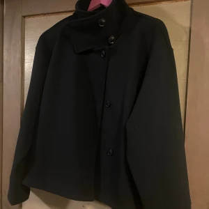 Kappa  - Kappa från Gina tricot. Använd fåtal gånger och i bra skick men lite djur hår på. Storlek S men passar M lika bra tycker jag. 