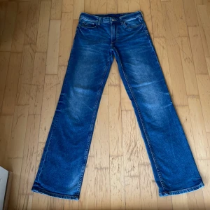 Blå jeans från H&M - Säljer ett par snygga blå jeans från H&M💕De är en straight leg passform och är low waist/ mid waist💕Jeansen är i bra skick💕Pris kan diskuteras💕