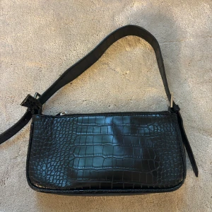 Svart väska  - Svart väska från Gina tricot 💗 Använd men bra skick💗 Vid behov av fler bilder skriv till mig💗 Pris förhandlingsbart om man hör av sig till mig💗 Hör gärna av er innan ni köper💗 Är många intresserade blir det budgivning 💗