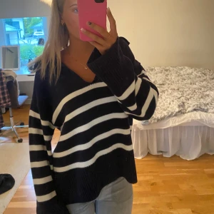 Blårandig tröja - En superfin stilren v-ringad blårandig tröja med píke💕 använd endast en gång