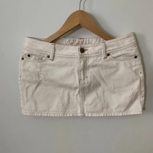 Vit jeanskjol - Säljer denna jättesnygga vita jeanskjolen då den inte passar mig 💗 den har små ”slitna” detaljer fram men är i toppenskick💗storleken står inte men skulle gissa S💗 priset går att diskutera 