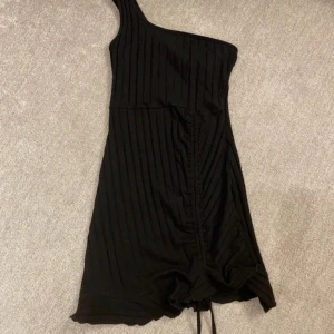 Svart ribbad klänning  - Inte använd Normal i storlek (stretchigt material) Justerbar längd 