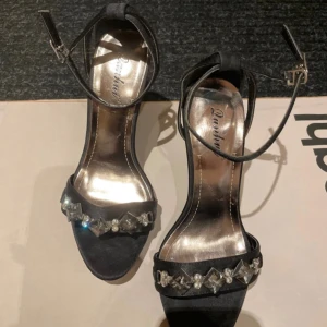 Klackaskor med nitar  - Större i storleken  