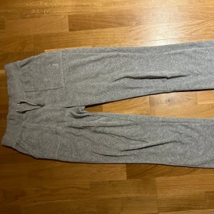 Juicy couture grå mjukisbyxor  - Juicy couture grå mjukisbyxor i jätte fint skick 