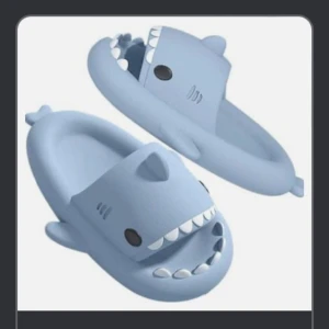 Shark slides - Haj tofflor i extremt hög kvalitet! Köpta för nästan 70 tusen kronor i förrgår, råkade köpa 8 storlekar för små så jag säljer dem därför! Dessa är extremt svåra att få tag på och tillverkas inte längre, Du får dem för ett fenomenalt pris! Skick 10/10