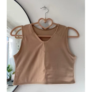 Binder trans Gc2b - Säljer min binder från Gc2b då den är för liten.  Stl: L (se bild 4 för storleksguide). Den är färgen Nude 4. En del defekter. Saknar stygn på insidan (se bild 3). Pris kan diskuteras🩷🏳️‍⚧️. Skriv om du har frågor :) 