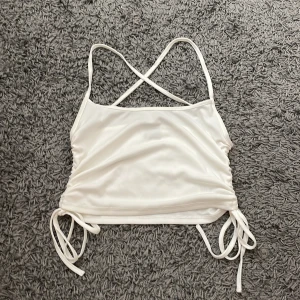 Linne - Linne med kors i ryggen och knytningar på sidorna, aldirg använt 