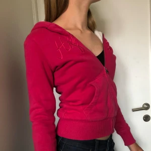 Tommy Hilfiger zip up - 🎀 Supersöt zip up hoodie från tommy hilfiger | Mjuk och skön inuti med vit ”päls”  | Köpt secondhand! | Storlek xs! 🎀