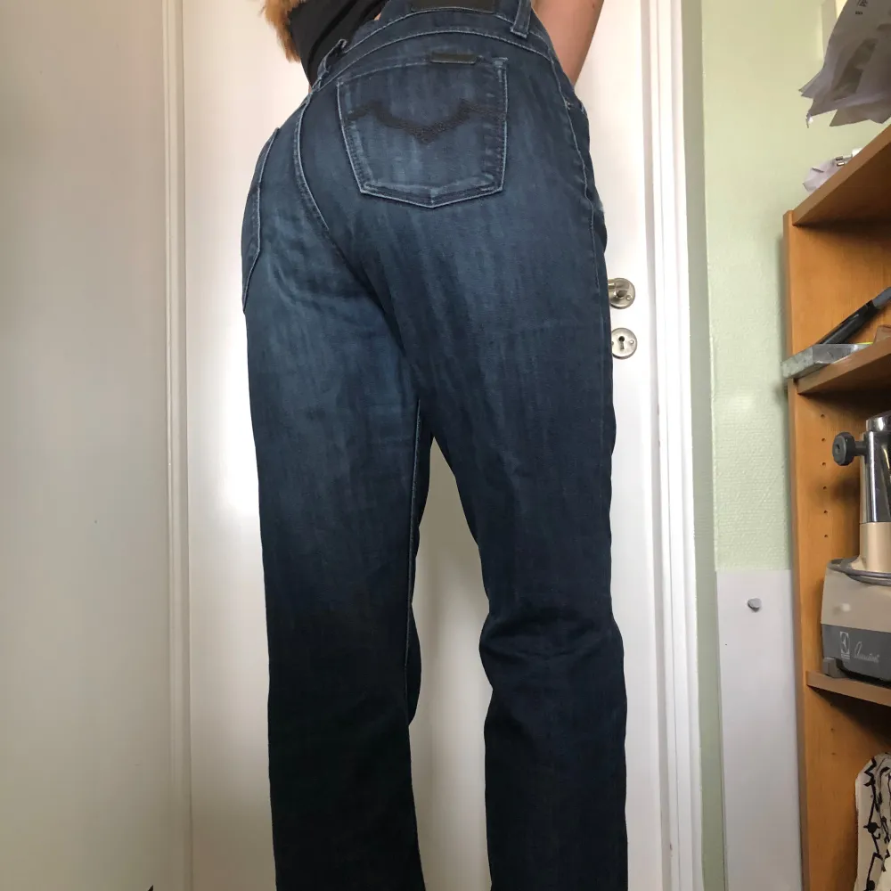 🎀 Vintage jeans | Köpt secondhand |Baggy/straight modell | Små slitningar på benslut(se bild 4) | Uppskattad S! 🎀. Jeans & Byxor.