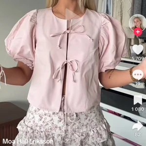 Söt topp man knyter - Jätte fin trosa topp från Gina som är helt slutsåld, säljer pga jag köpte fel storlek.