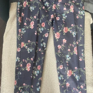 Jeans  - Mörkblåa jeans med blommor, som på bilderna. Gjorda av 95% bomull och 5% elastan. 
