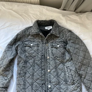 Jacka - Cool jeansjacka med en tunn vaddering, perfekt till hösten!! 