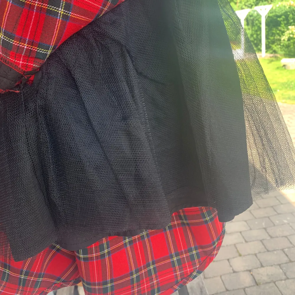 Cool punk/lolita klänning med spetsdetaljer och korsett snörning fram. Har inbyggd tulle underkjol med en ytterligare underkjol mellan tulle och hud. Tartanrutig med svarta accenter. Knappt använd.. Klänningar.