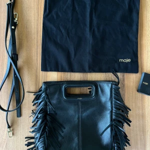 Maje väska - Säljer nu min fina väska från Maje som är i NYSKICK. Fick denna i present för 1,5 år sedan men är endast använd 6 gånger.  Crossbody-strap, dustbag samt tags medföljer.  Färg: svart Material: läder  Nypris: €255 / 3295 kr  Köpare står för frakt. 