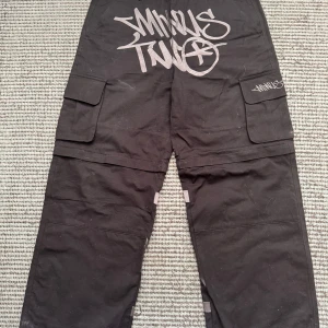 Minus Two Cargos - Fina Convertible Cargos från Minus Two! Convertible betyder att de kan göras om till shorts! Midjan har gjorts större med några få cm, Byxorna är såklart 100% äkta (kvitto finns) Skicka PM för exakta mått, priset kan diskuteras! Mvh Wiikensresell 
