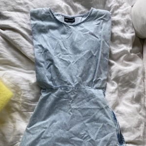 Dösnygg jeansklänning från zara - Sjukt snygg jeansklänning från zara med axelvaddar, som inte går o köpa längre!!